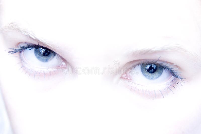Ojos verdes fuertes foto de archivo. Imagen de glamour 1087726