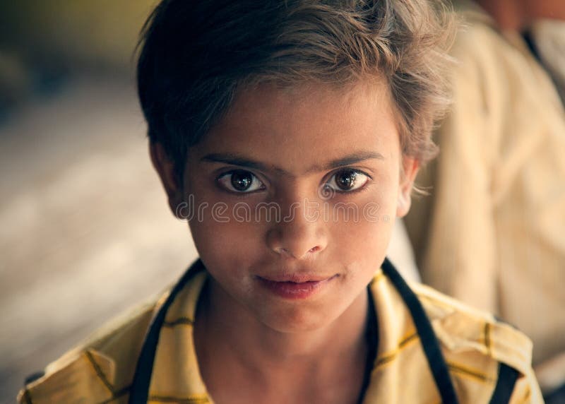 Ojos brillantes del niño indio feliz