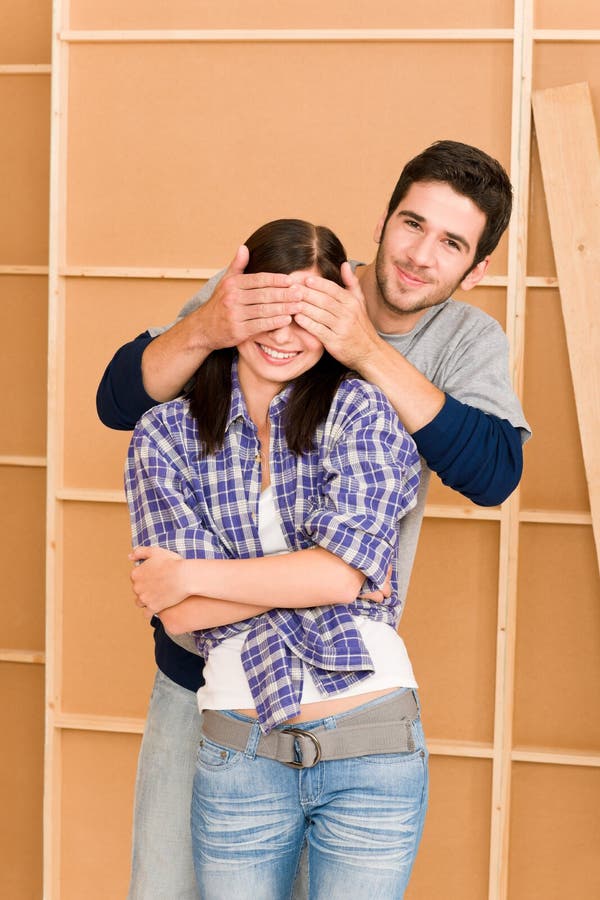 Ojos cerrados de los pares felices jovenes de la nueva casa foto de archivo Ojos cerrados de los pares felices jovenes de la nueva casa foto de archivo