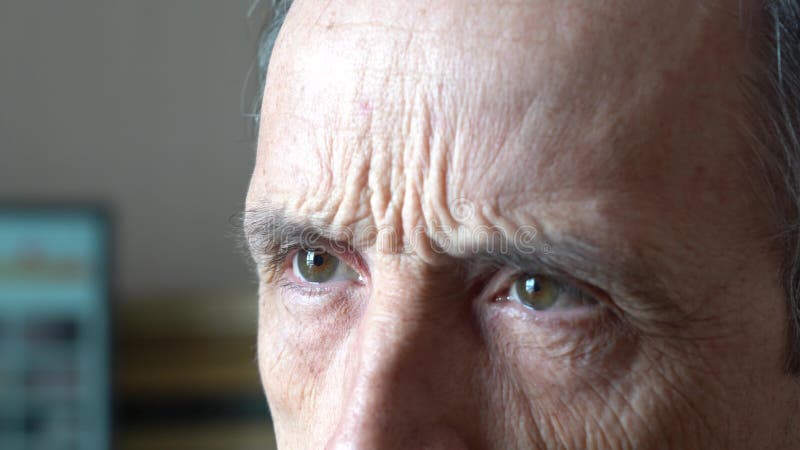 Ojos de un hombre cerrado. un hombre maduro frunce el ceño. almacen de metraje de vídeo