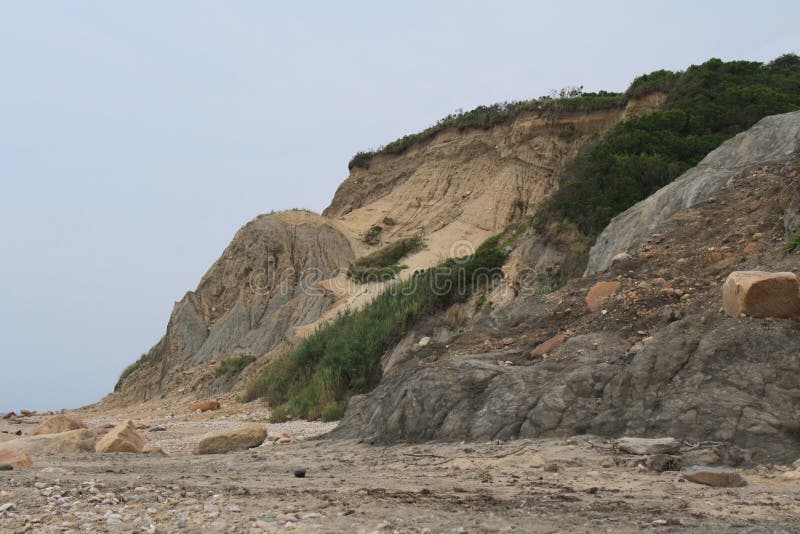 Ojämna Cliff Above Coastal Beach royaltyfri fotografi Ojämna Cliff Above Coastal Beach royaltyfri fotografi