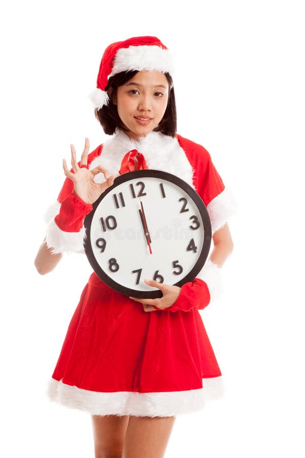 OK asiatique et horloge d'exposition de fille de Santa Claus de Noël à minuit
