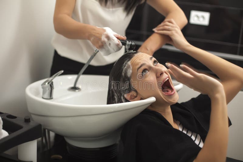Okaleczająca kobieta w włosianym salonie obraz stock Okaleczająca kobieta w włosianym salonie obraz stock