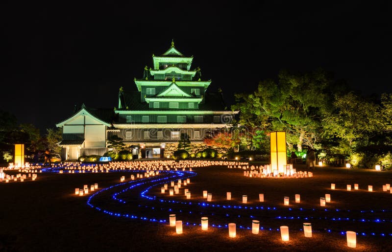 Okayama slott med lyktaljus-upp i Okayama, Japan royaltyfria foton Okayama slott med lyktaljus-upp i Okayama, Japan royaltyfria foton