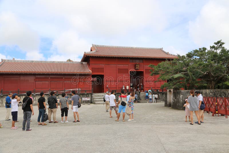OKINAWA - 8 DE OCTUBRE: Castillo de Shuri en Okinawa, Japón el 8 de octubre de 2016 imagenes de archivo OKINAWA - 8 DE OCTUBRE: Castillo de Shuri en Okinawa, Japón el 8 de octubre de 2016 imagenes de archivo