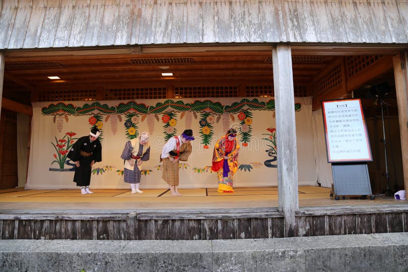 OKINAWA - 8 DE OCTUBRE: Danza de Ryukyu en el castillo de Shuri en Okinawa, Japón el 8 de octubre de 2016 fotos de archivo libres de regalías OKINAWA - 8 DE OCTUBRE: Danza de Ryukyu en el castillo de Shuri en Okinawa, Japón el 8 de octubre de 2016 fotos de archivo libres de regalías