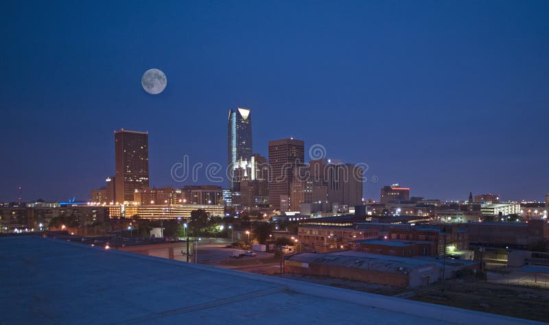 Oklahoma cityhorisont på natten royaltyfria foton Oklahoma cityhorisont på natten royaltyfria foton