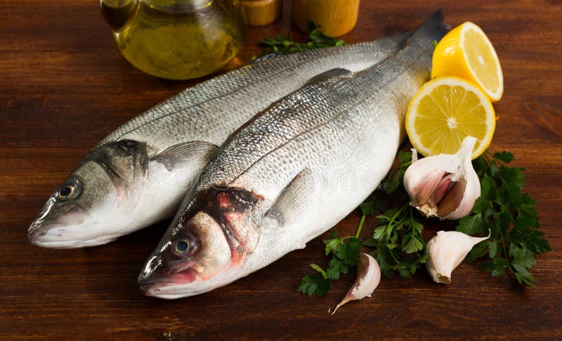 Okokt havsabborre med citron royaltyfria foton