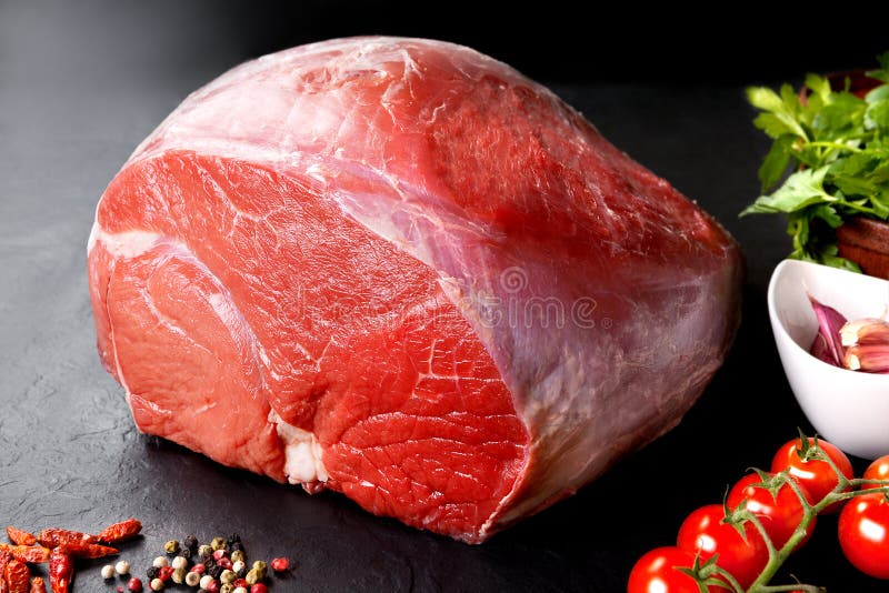 Okokt nytt griskött och nötkött Stycke av rått mörkt kött med svart bakgrund royaltyfri fotografi Okokt nytt griskött och nötkött Stycke av rått mörkt kött med svart bakgrund royaltyfri fotografi