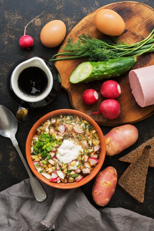 Okroshka ruso en un fondo oscuro, visión superior de la comida Sopa fría del verano imágenes de archivo libres de regalías Okroshka ruso en un fondo oscuro, visión superior de la comida Sopa fría del verano imágenes de archivo libres de regalías