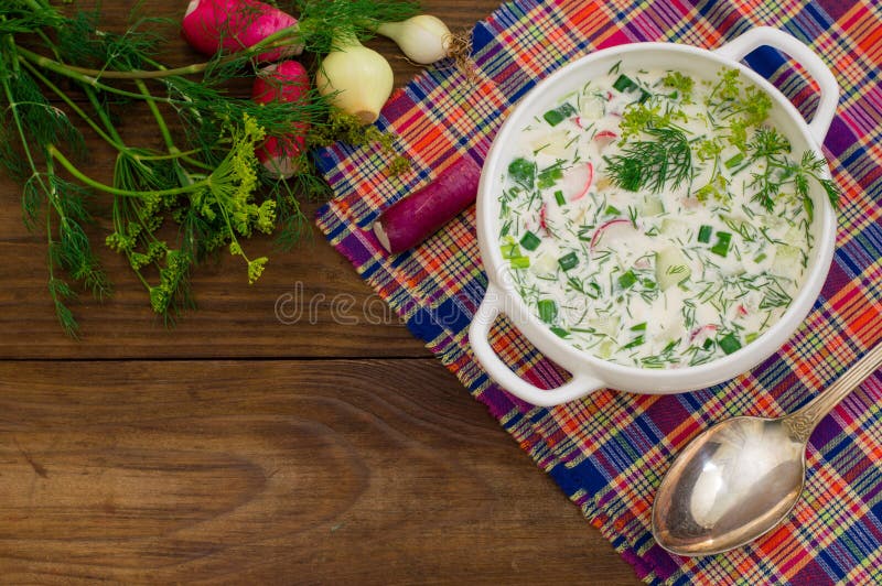 Okroshka Суп югурта лета светлый холодный с огурцом, редиской, яичками и укропом на деревянном столе Деревянная предпосылка конец стоковые фотографии rf Okroshka Суп югурта лета светлый холодный с огурцом, редиской, яичками и укропом на деревянном столе Деревянная предпосылка конец стоковые фотографии rf