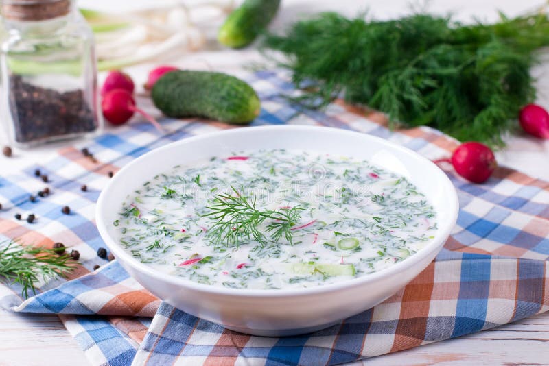 Okroshka 夏天清淡的冷的酸奶汤用黄瓜、萝卜、鸡蛋和莳萝在桌上 库存照片 Okroshka 夏天清淡的冷的酸奶汤用黄瓜、萝卜、鸡蛋和莳萝在桌上 库存照片