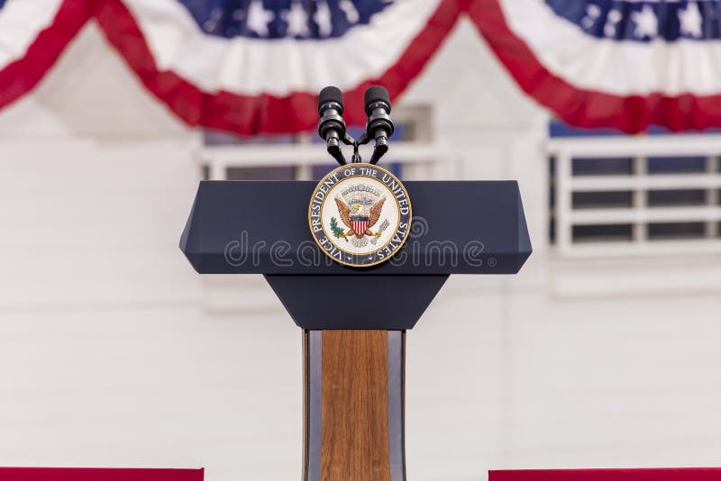 OKTOBER 13, 2016, vice presidents- skyddsremsa och tomt podium som väntar på vicepresidentet Joe Biden Speech, kulinarisk union, arkivfoton OKTOBER 13, 2016, vice presidents- skyddsremsa och tomt podium som väntar på vicepresidentet Joe Biden Speech, kulinarisk union, arkivfoton