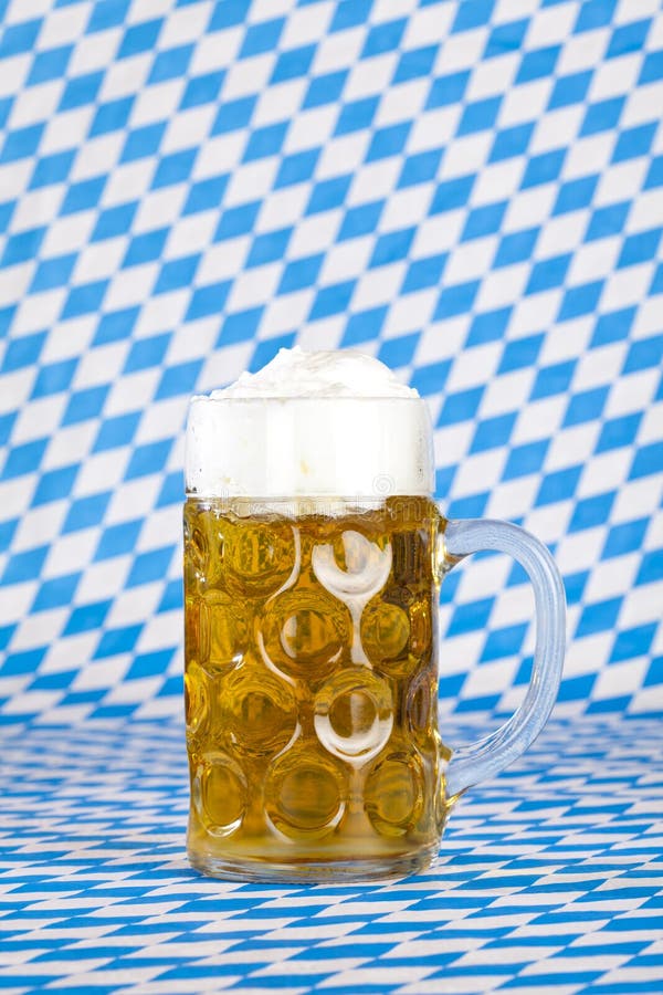 Oktoberfest Bier Stein Und Bayerische Markierungsfahne Stockfoto - Bild ...