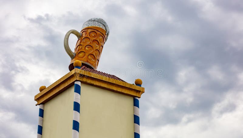 Oktoberfest munich germany Ett enormt rånar av öl, festivalpaviljong och tecken arkivbild Oktoberfest munich germany Ett enormt rånar av öl, festivalpaviljong och tecken arkivbild