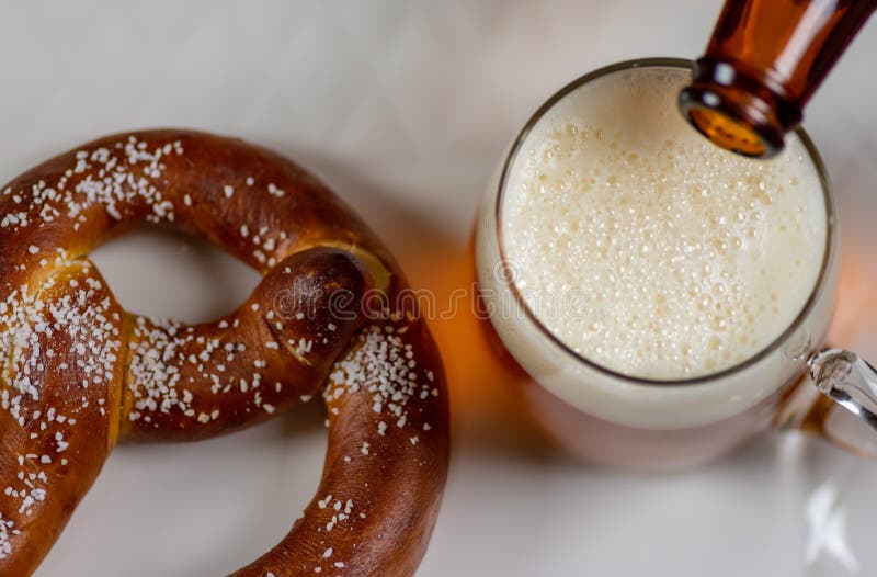 Oktoberfest öl och kringla fotografering för bildbyråer Oktoberfest öl och kringla fotografering för bildbyråer