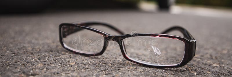 Okulary pozostawione na drodze fotografia stock