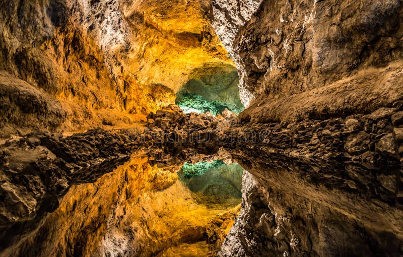 Okulistyczny złudzenie w Cueva De Los Verdes, zadziwiająca lawowa tubka i atrakcja turystyczna na Lanzarote wyspie obraz stock