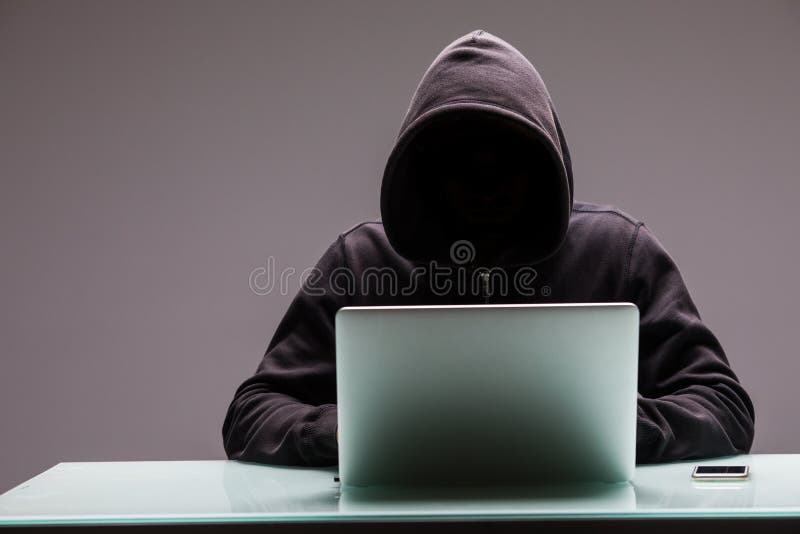 Okänd en hackerprogrammerare som använder datorbärbara datorn för hacka, informerar arkivbild Okänd en hackerprogrammerare som använder datorbärbara datorn för hacka, informerar arkivbild