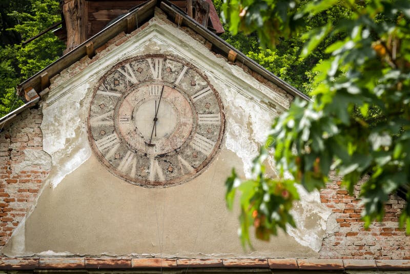 Stará opustená drevená radnica s hodinami na Slovensku
