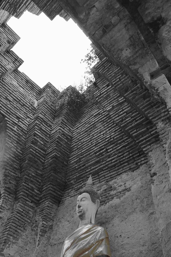 Ancient Buddha image in pagoda with cracked roof at Nakhon Luang castle Thailand royalty free stock photography Ancient Buddha image in pagoda with cracked roof at Nakhon Luang castle Thailand royalty free stock photography