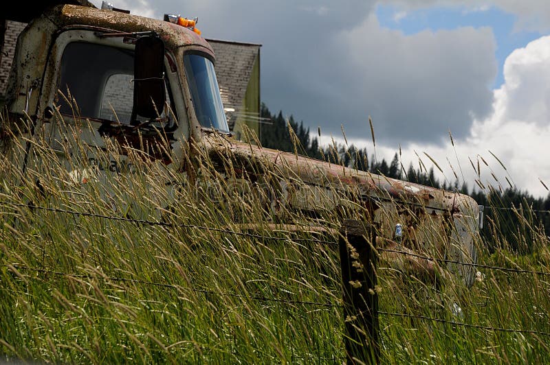 OLD BARNS AND CAR IN NEZ PERCE COUNTY royalty free stock images OLD BARNS AND CAR IN NEZ PERCE COUNTY royalty free stock images