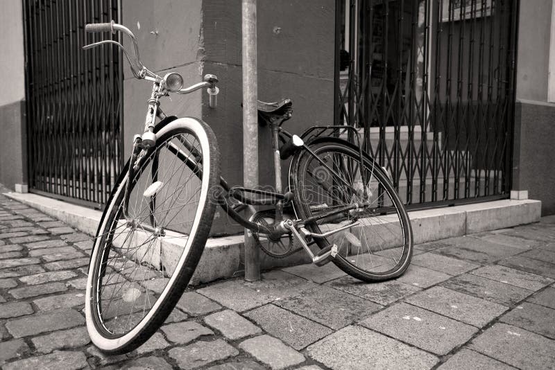 Old Retro Bicycle Against a Grungy Wall in Italy Stock Photo - Image of ...