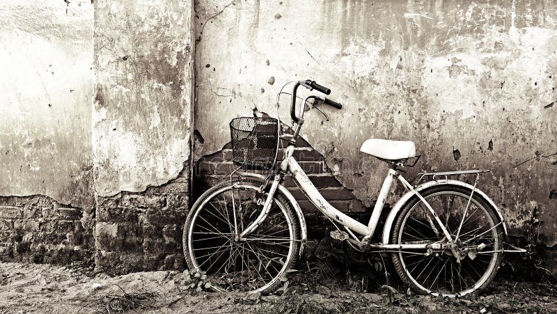 Old bicycle and cracked wall