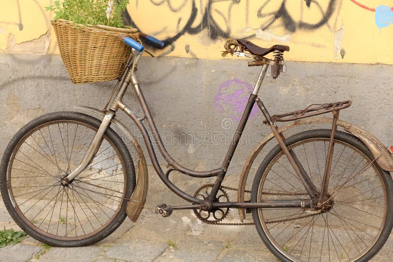 Starý bicykel v starom meste - Bratislava
