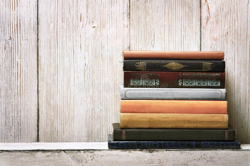 Viejo un libro estantes vacío espinas, vacío vinculante pila sobre el textura de madera, conocimiento.