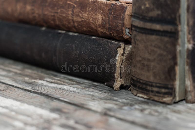 Libro antico libreria in legno scrivania, messa a fuoco selettiva.