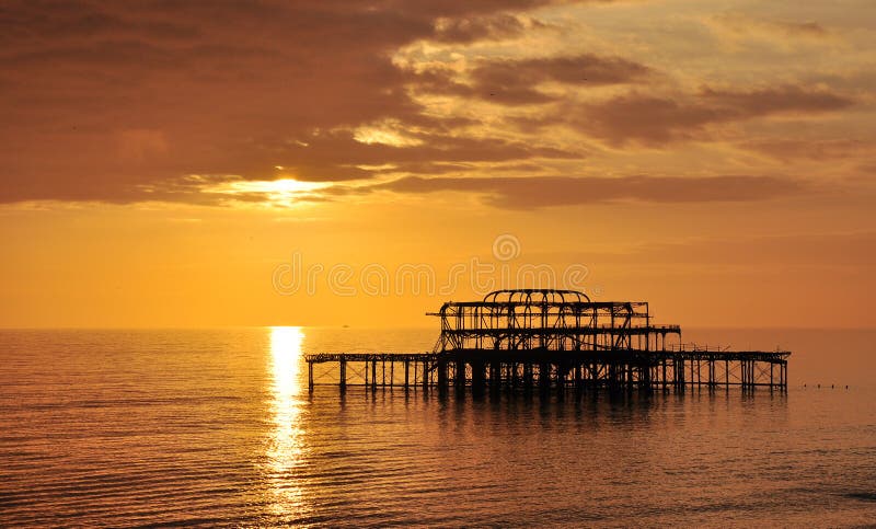 La vista del vecchio west Brighton pier, al tramonto, Brighton, regno UNITO.