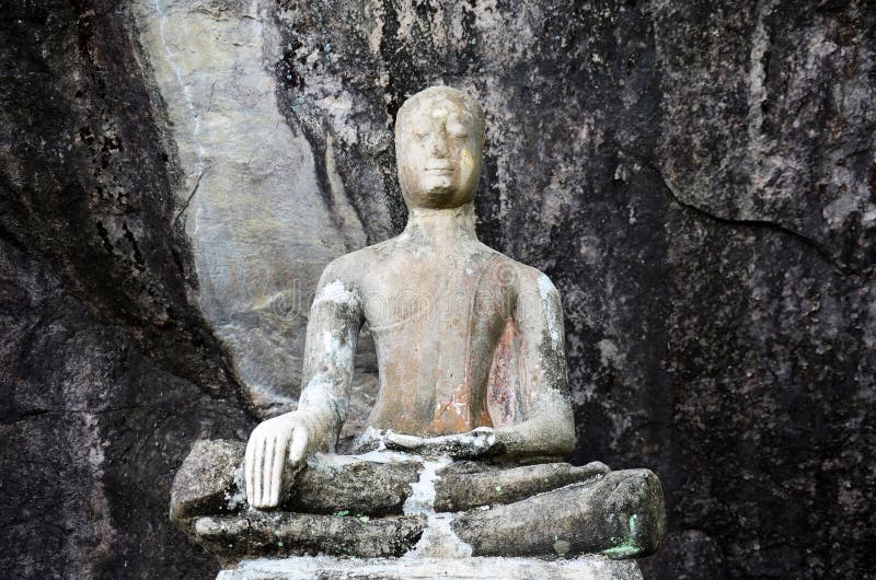 Starý zlomený a socha lidé navštívit a modlí na v, thajsko.