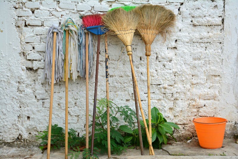 https://thumbs.dreamstime.com/b/old-brooms-brushes-mops-pails-style-leaning-against-white-brick-wall-60872139.jpg