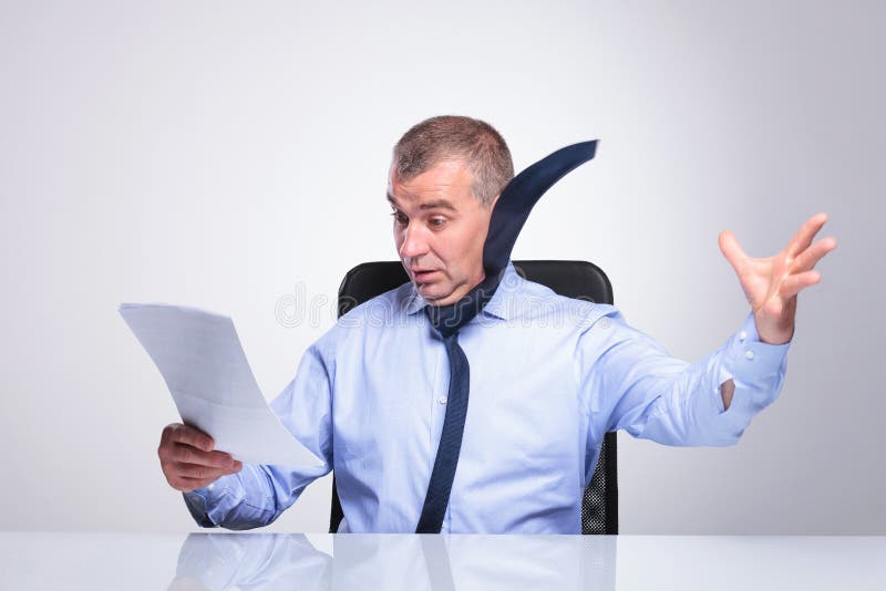 Hombre sobre el escritorio es un estropeado de de acuerdo a qué él el lee alguno documentos, su atar volador.