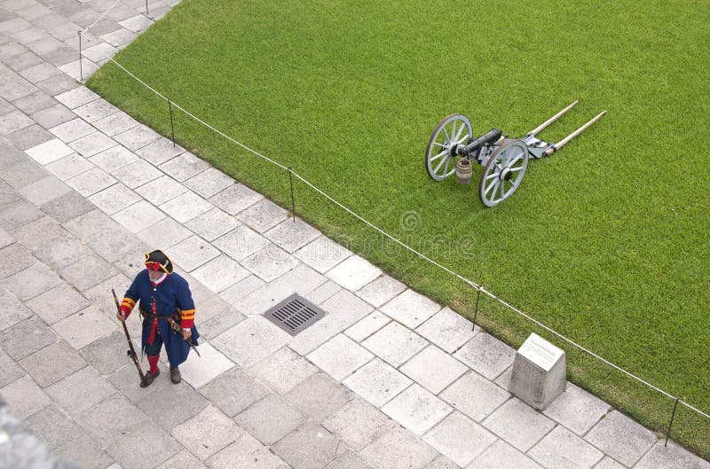 Old canon on wheels and a 16th century soldier royalty free stock photography Old canon on wheels and a 16th century soldier royalty free stock photography