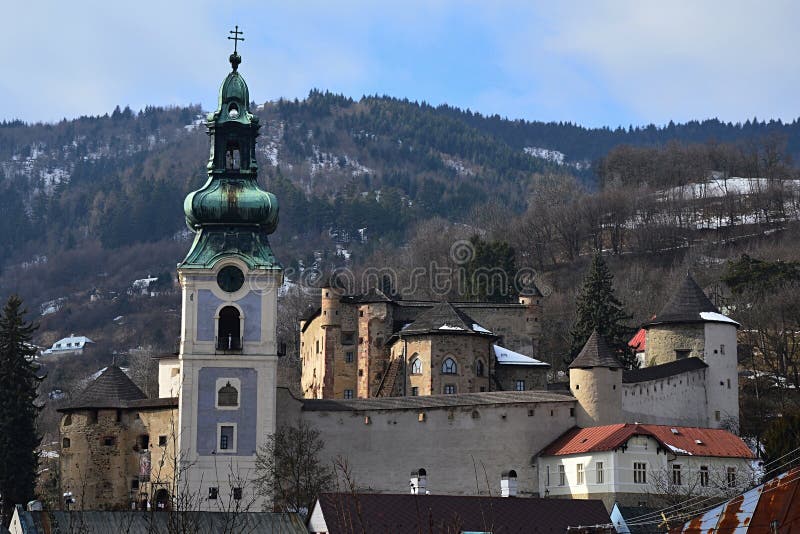 Starý hrad v Banské Štiavnici v zimní sezóně, při pohledu z Upper Rose Street.