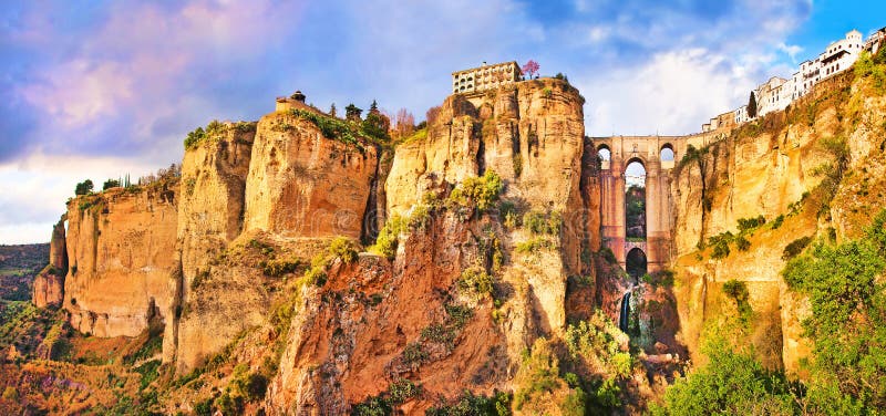 Panorámico de viejo la ciudad de, uno de famoso blanco pueblos, sobre el atardecer en provincia de, Andalucía,.