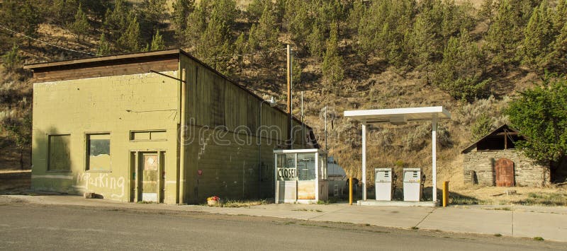 Old closed gas station by the road near Mitchell royalty free stock images Old closed gas station by the road near Mitchell royalty free stock images
