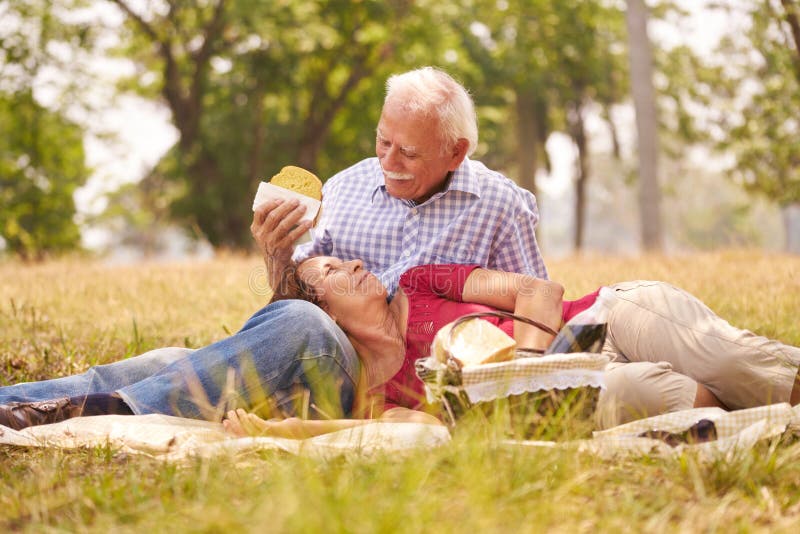 old-couple-senior-man-woman-doing-picnic-people-elderly-men-women-park-retired-seniors-eating-food-74217164.jpg