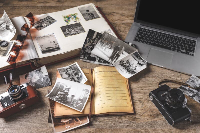 Những bức ảnh gia đình cũ trên nền gỗ vintage thường đánh dấu những kỷ niệm và chiều sâu thời gian trong cuộc sống. Hãy xem hình ảnh này để khám phá sức mạnh của những ký ức và tình cảm gia đình.