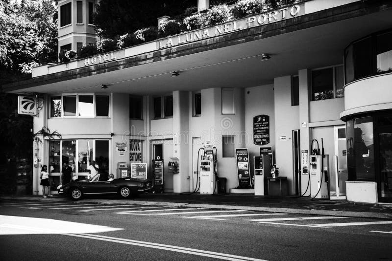 Old fashioned gas station editorial stock photo. Image of building 33461988