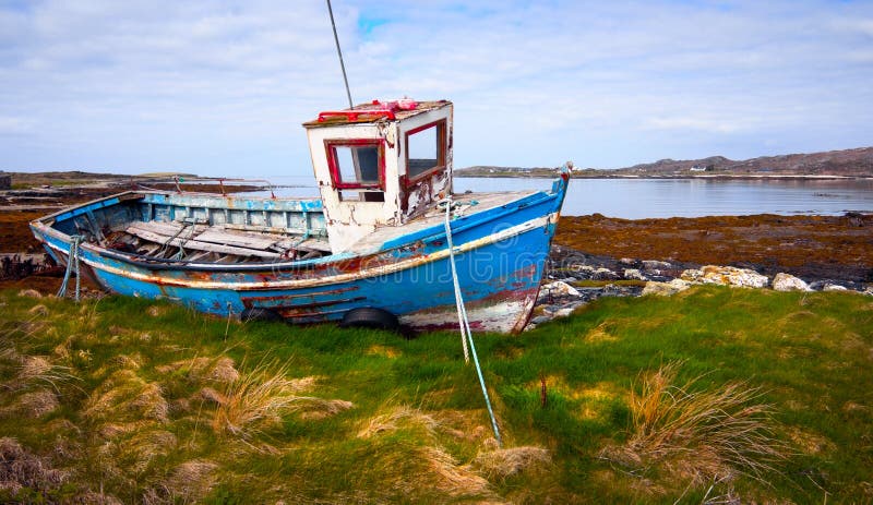 Old Fishing Boat on the Bank of Ocean Bay Stock Image - Image of boat,  land: 19290979