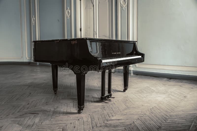 Marinero Envolver Perspectiva An Old Grand Piano Stands in an Old Abandoned Manor House. Stock Image -  Image of ghost, magical: 209306621