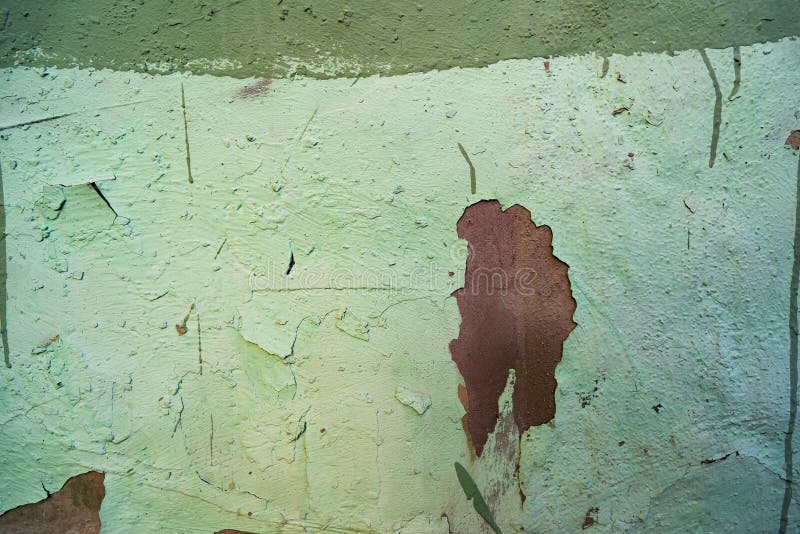 Картина падает со стены. Старые засохшие краски. Падение штукатурки в детском саду.