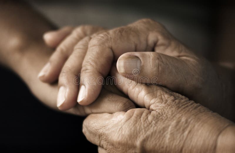 Manos de más viejo una mujer posesión mano de más joven una mujer.