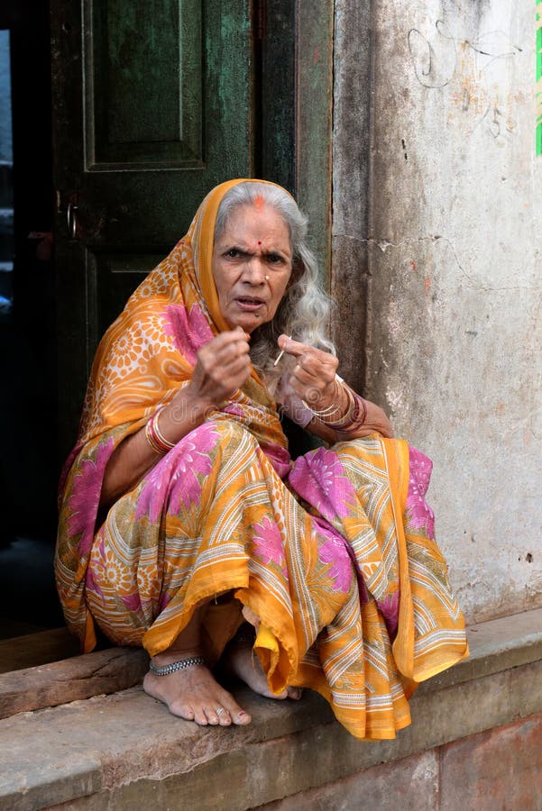 Indian Old Lady Sells Flower Editorial Photo - Image of crowdy, benaras