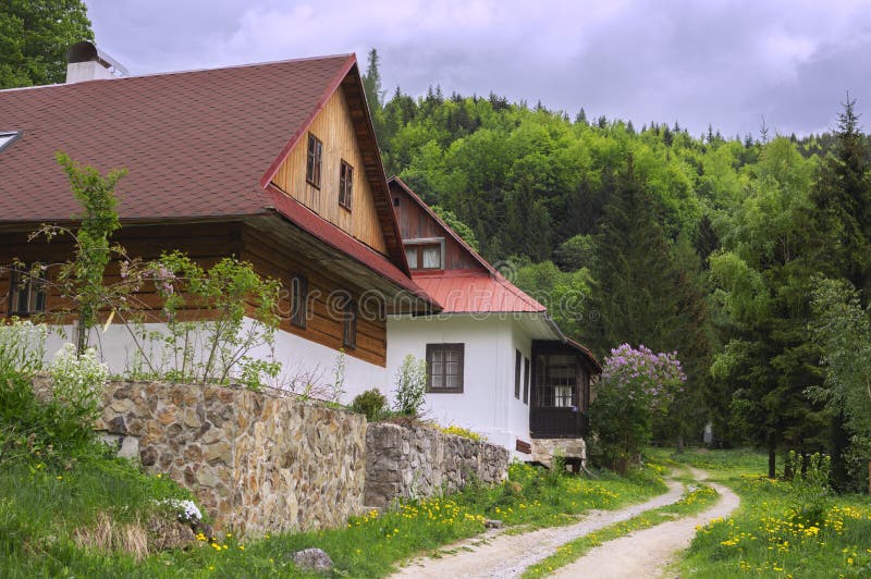 Staré zrubové domy na sídlisku Moce