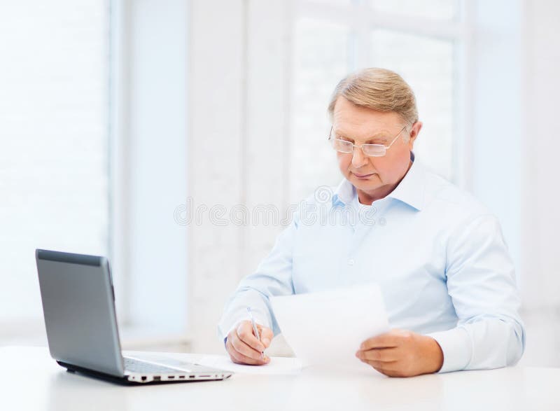 Old man in eyeglasses filling a form at home royalty free stock photos Old man in eyeglasses filling a form at home royalty free stock photos