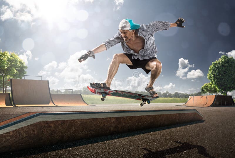 Extremo viejo hombre patinaje sobre ruedas en.